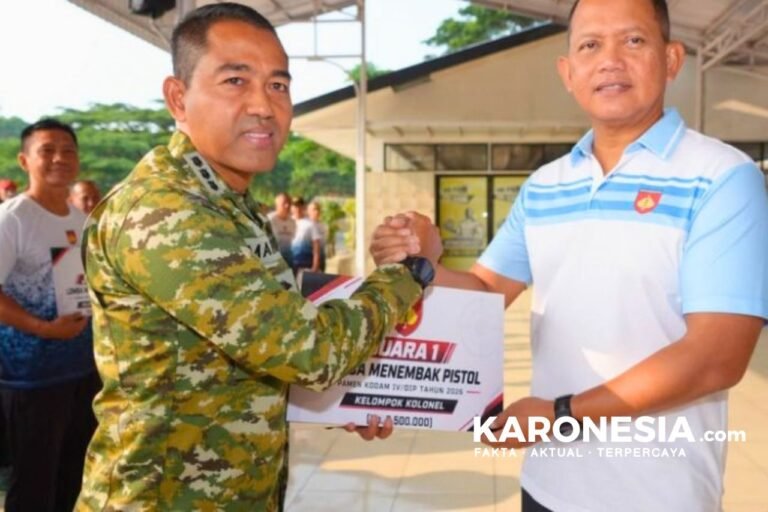Pangdam IV Diponegoro menyerahkan hadiah lomba menembak.