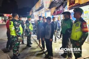 Personel Babinsa Koramil Pondok Gede dan Polri saat patroli gabungan malam hari di Bekasi