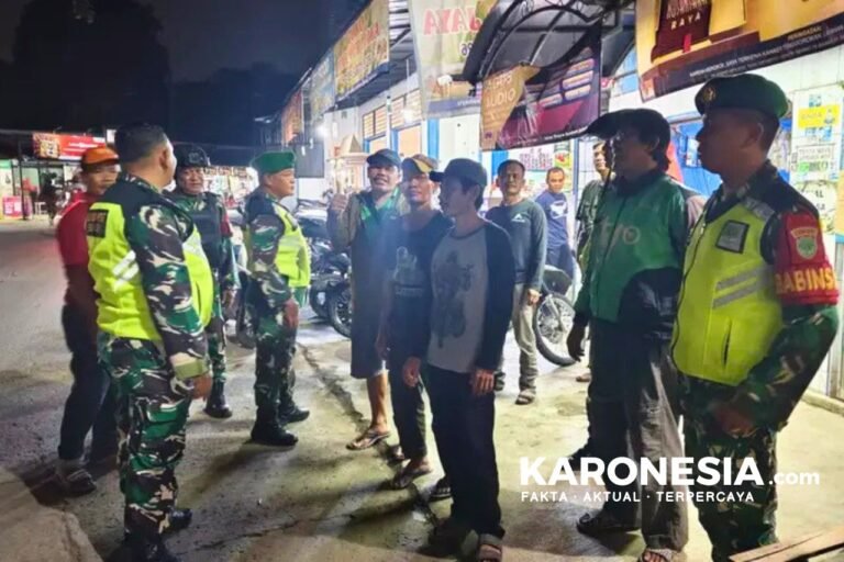 Personel Babinsa Koramil Pondok Gede dan Polri saat patroli gabungan malam hari di Bekasi