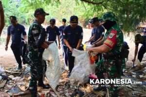 Prajurit Kodim 0504 Jakarta Selatan bersama warga membersihkan aliran sungai di Pasar Minggu.