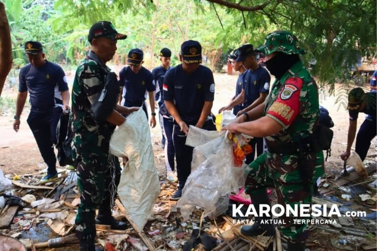 Prajurit Kodim 0504 Jakarta Selatan bersama warga membersihkan aliran sungai di Pasar Minggu.