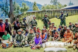 Prajurit Koops TNI Habema foto bersama warga Distrik Ugimba.