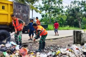 Satgas Sampah Kodim 0510/Tigaraksa Bersihkan Tumpukan Sampah di Jalan Raya Tanjakan Mekar