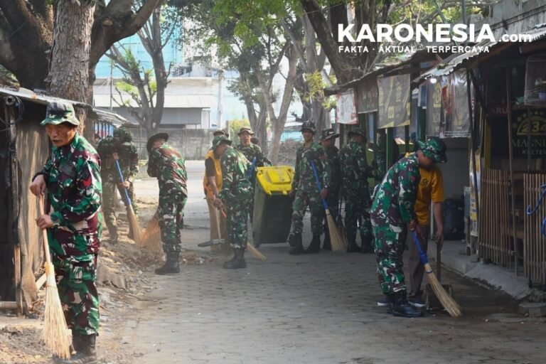 Prajurit TNI gotong royong membersihkan Pasar Joyo Madiun, Gerakan TNI Peduli Sampah 8 September 2026.