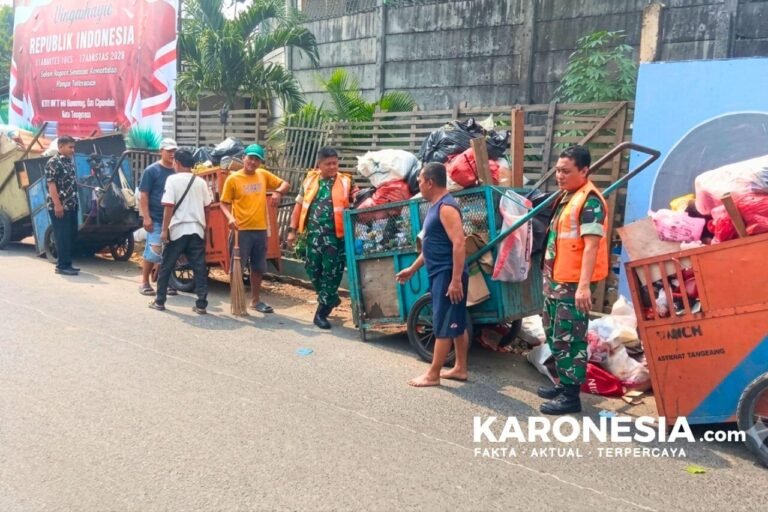 Babinsa dan DLH bersihkan sampah di Gondrong, Tangerang