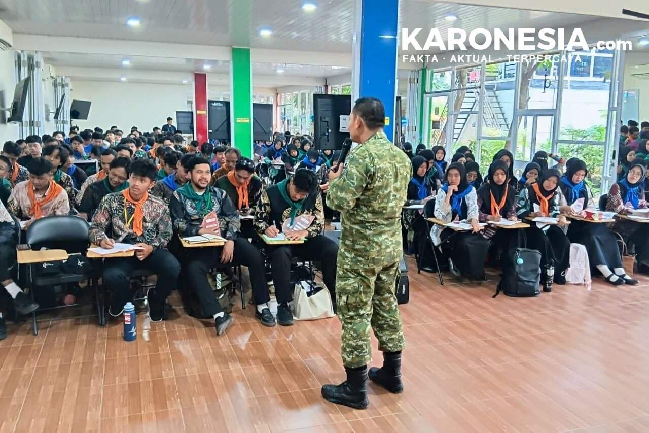 Babinsa memberikan sosialisasi bahaya narkoba dan tawuran kepada mahasiswa baru Institut Daarul Quran