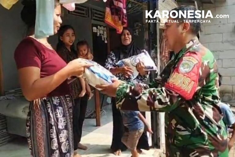 Babinsa membagikan beras kepada warga di Legok