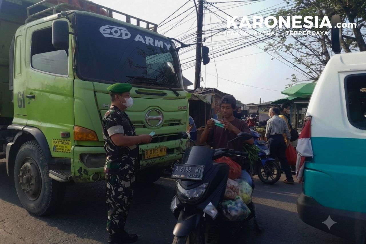 Danramil Cisoka membagikan masker kepada warga di Desa Cikuya.