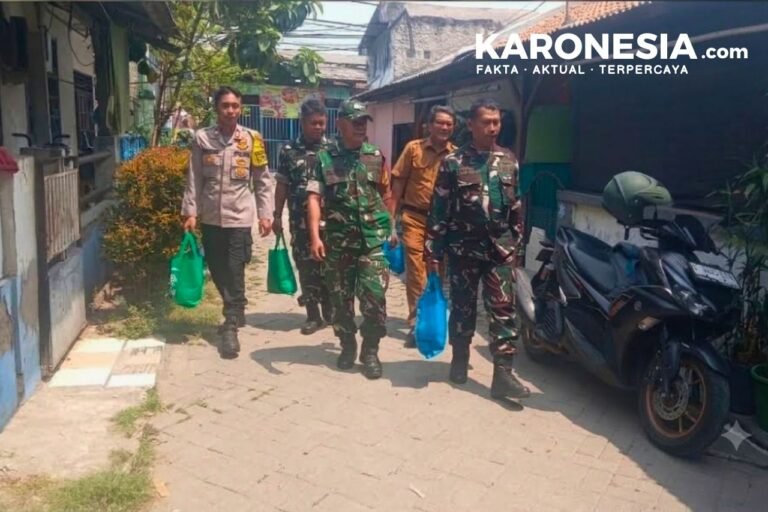 Babinsa Koramil 01 Tgr dan Bhabinkamtibmas membawa paket sembako untuk warga Poris Plawad Indah