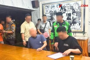 Tim penyidik Kejagung mendampingi tersangka MTP, eks Sekjen ESDM, saat proses pengamanan dalam kasus korupsi tata kelola nikel