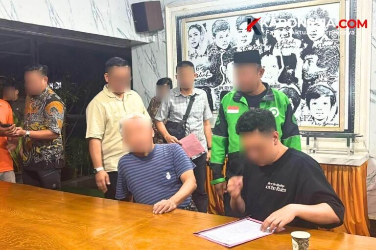 Tim penyidik Kejagung mendampingi tersangka MTP, eks Sekjen ESDM, saat proses pengamanan dalam kasus korupsi tata kelola nikel