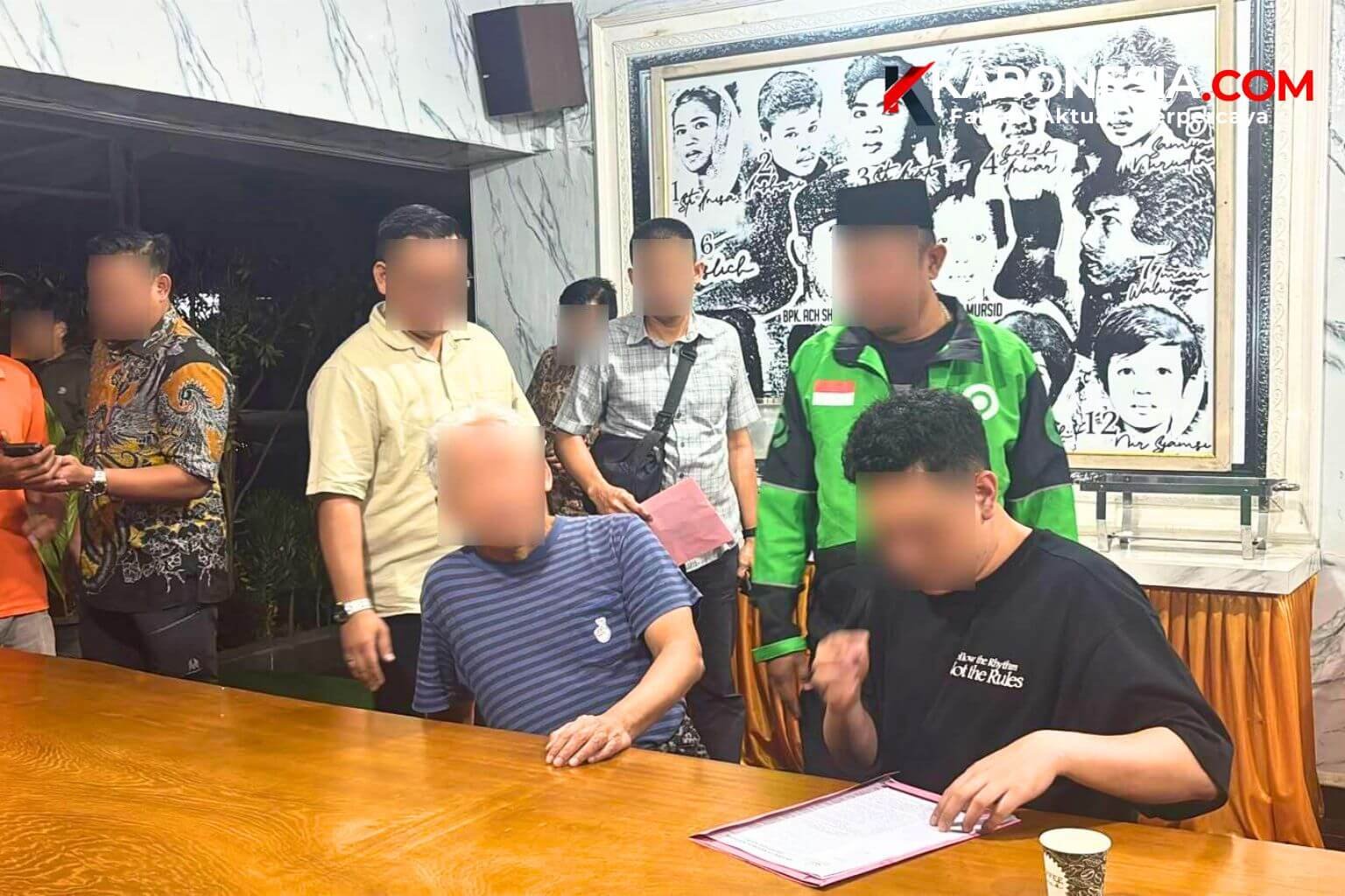 Tim penyidik Kejagung mendampingi tersangka MTP, eks Sekjen ESDM, saat proses pengamanan dalam kasus korupsi tata kelola nikel