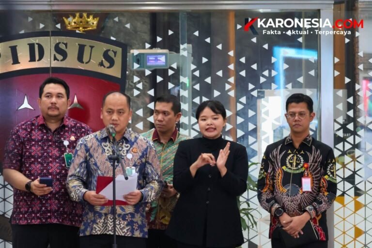 Pejabat Kejaksaan Agung menyampaikan keterangan pers di depan logo JAM PIDSUS terkait pemeriksaan saksi kasus korupsi kawasan hutan PT PSMI