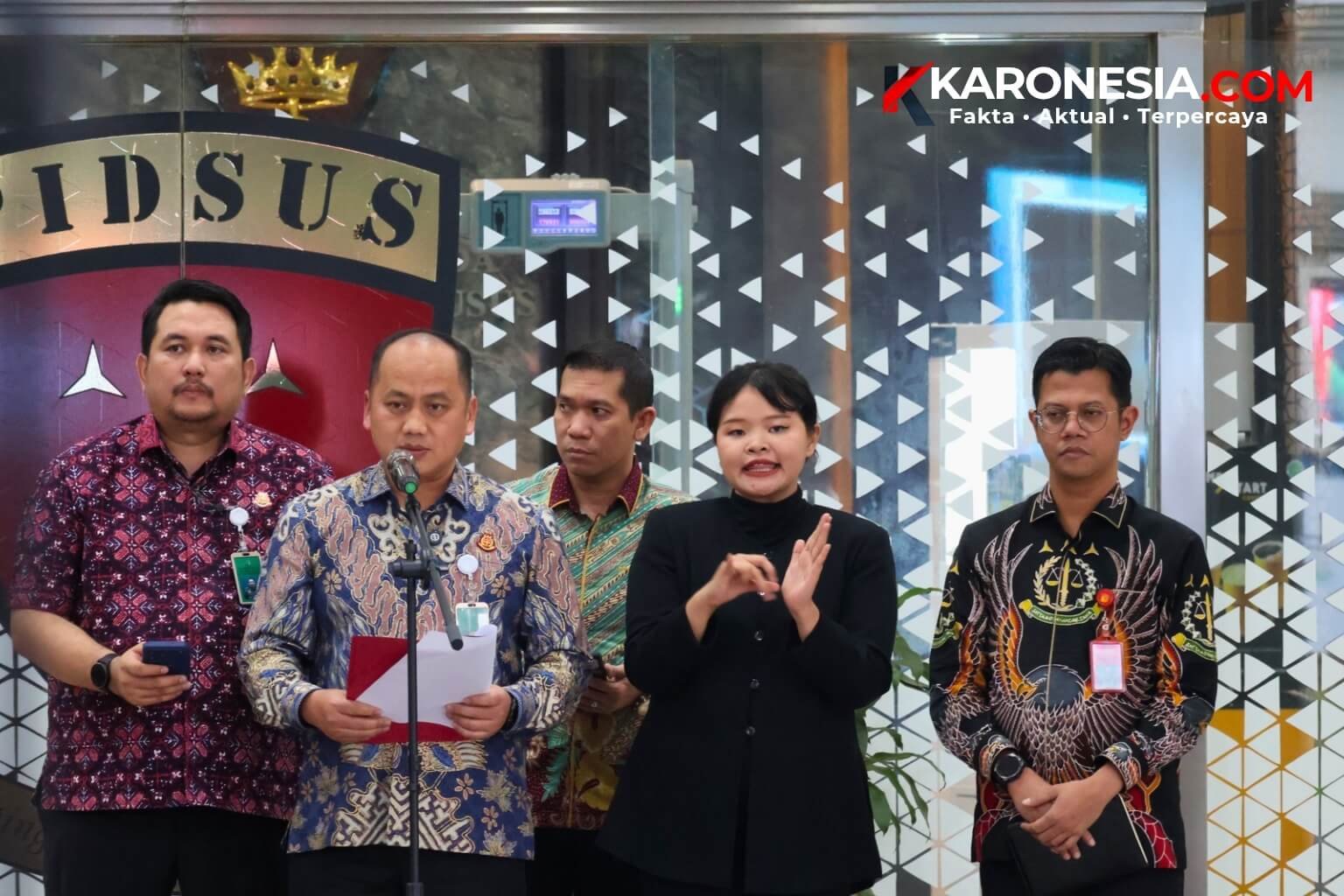Pejabat Kejaksaan Agung menyampaikan keterangan pers di depan logo JAM PIDSUS terkait pemeriksaan saksi kasus korupsi kawasan hutan PT PSMI
