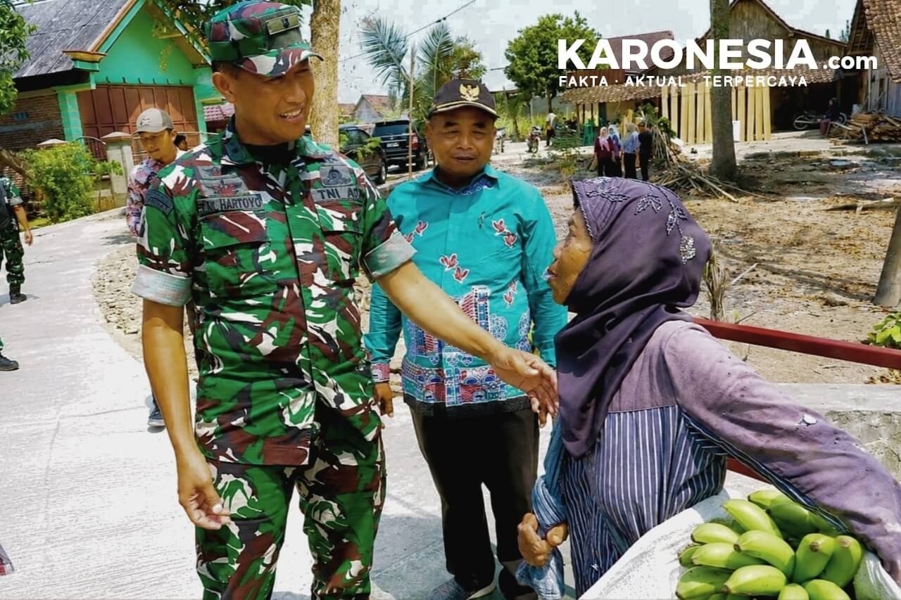 Personel Korem 081/DSJ berbincang dengan warga Cantel