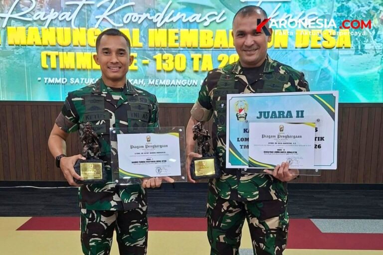 Dua perwira TNI AD Kodam IV/Diponegoro membawa piala dan piagam Juara Lomba Karya Jurnalistik TMMD