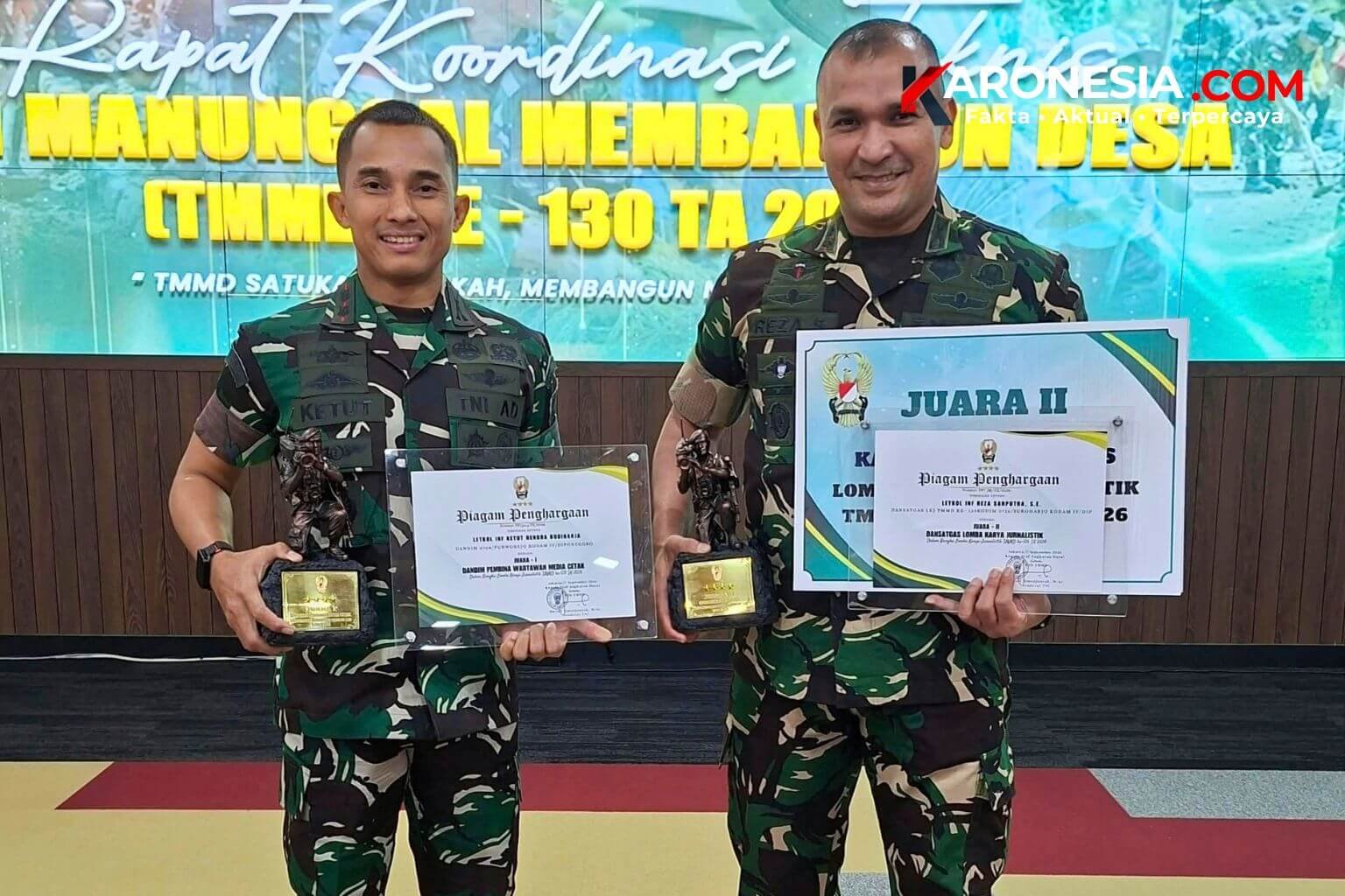 Dua perwira TNI AD Kodam IV/Diponegoro membawa piala dan piagam Juara Lomba Karya Jurnalistik TMMD