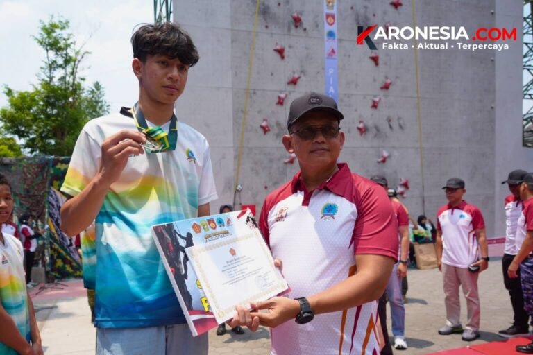 Atlet panjat tebing menerima medali dan sertifikat pada penutupan Piala Panglima TNI 2026 di Yogyakarta