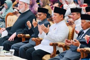 Presiden Prabowo Subianto berdoa bersama tokoh agama pada peringatan satu abad Pondok Gontor