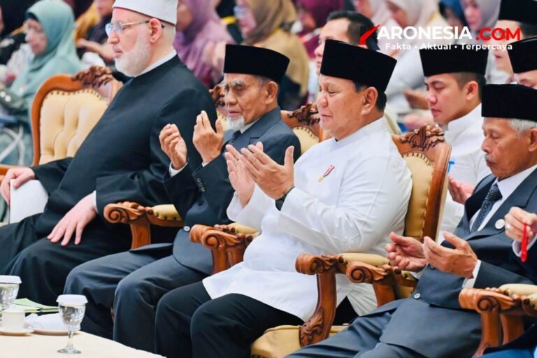 Presiden Prabowo Subianto berdoa bersama tokoh agama pada peringatan satu abad Pondok Gontor