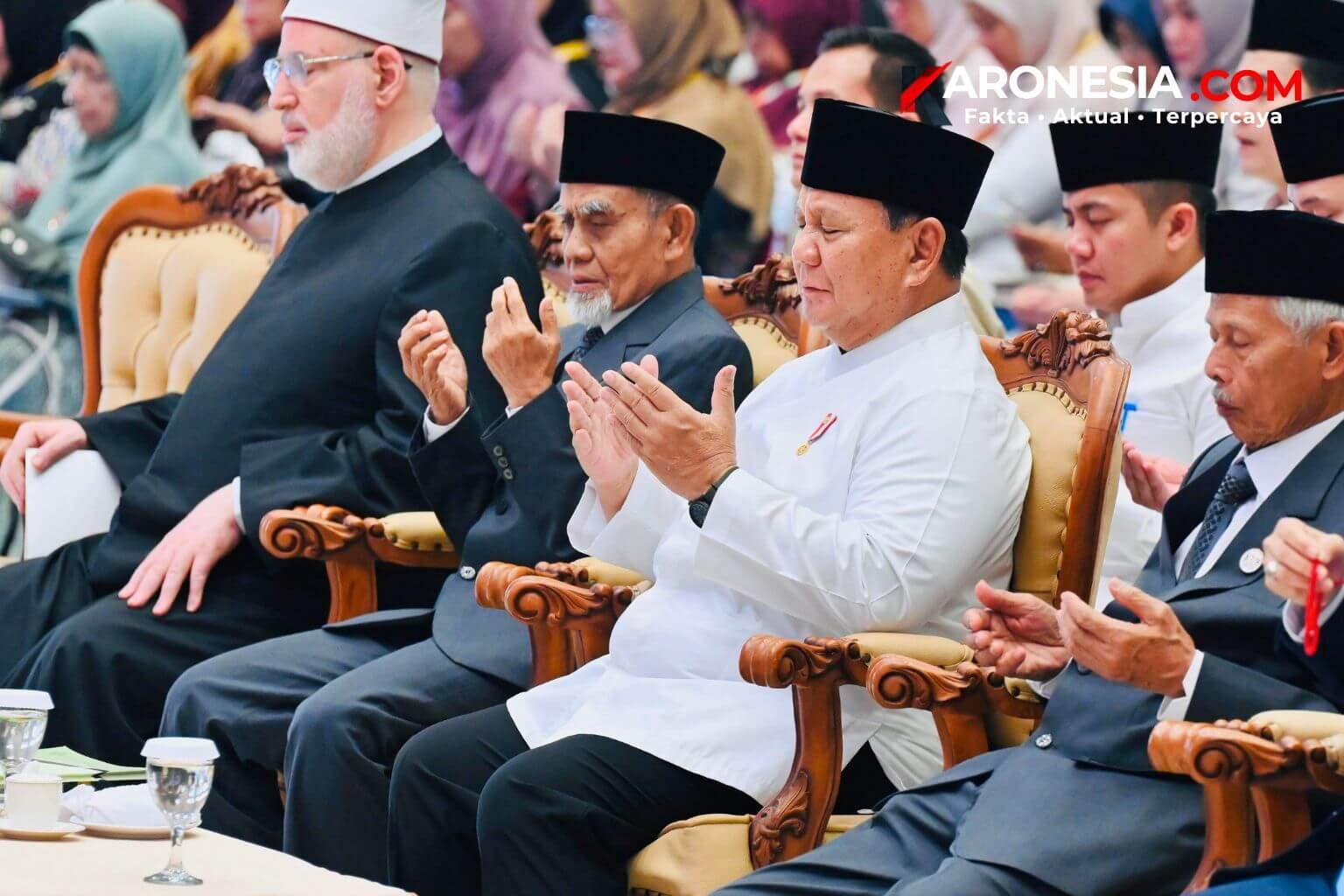 Presiden Prabowo Subianto berdoa bersama tokoh agama pada peringatan satu abad Pondok Gontor