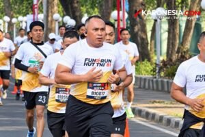 Danrem 081 DSJ Kolonel Arm Untoro Hariyanto bersama peserta lari dalam acara Fun Run HUT ke-81 TNI di Malang