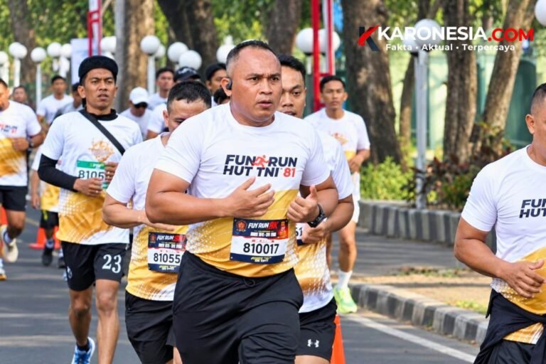 Danrem 081 DSJ Kolonel Arm Untoro Hariyanto bersama peserta lari dalam acara Fun Run HUT ke-81 TNI di Malang