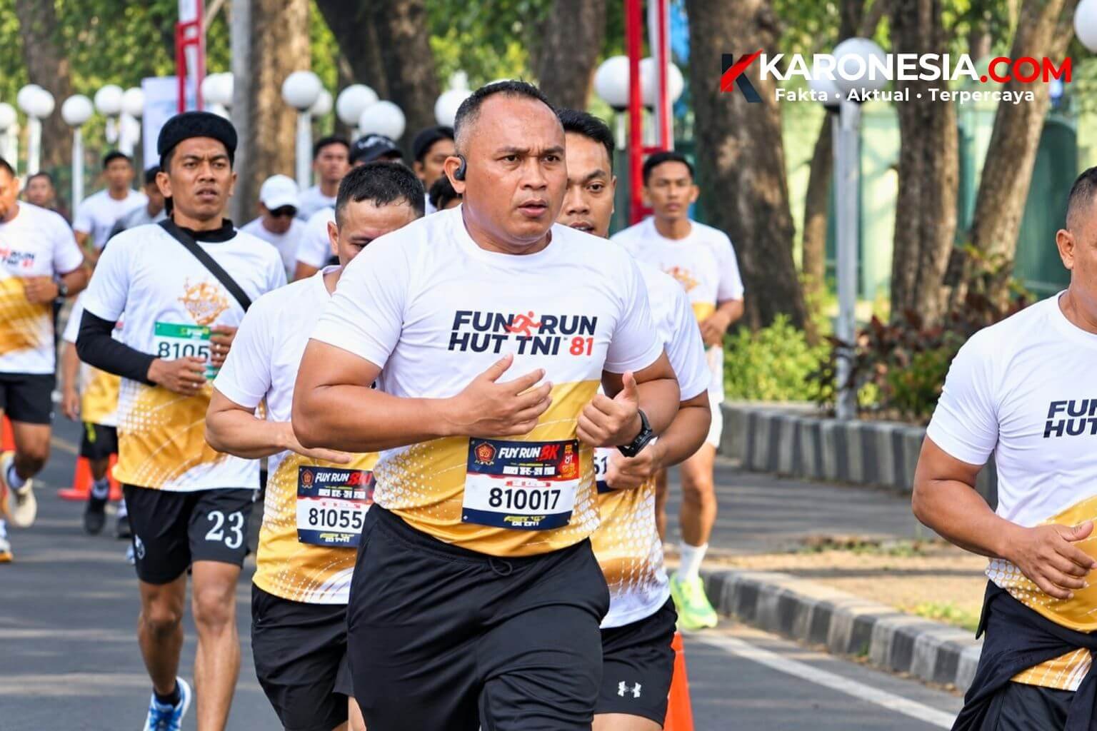 Danrem 081 DSJ Kolonel Arm Untoro Hariyanto bersama peserta lari dalam acara Fun Run HUT ke-81 TNI di Malang