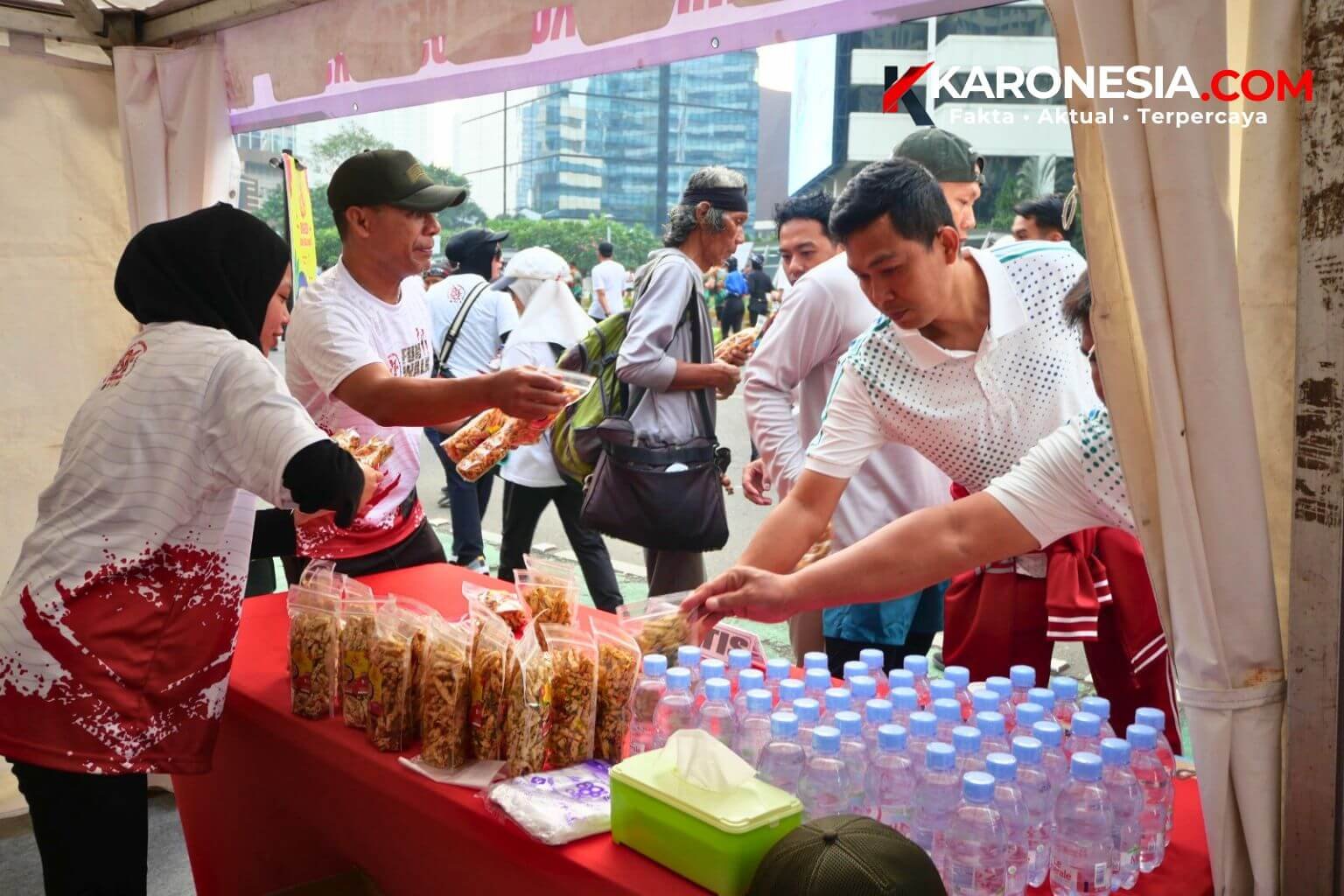 Personel Kodim 0510/Tigaraksa melayani masyarakat di Stand UMKM pada kegiatan CFD Sudirman Jakarta