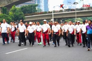 Jajaran pimpinan TNI, Polri, dan masyarakat jalan santai bersama dalam ajang Fun Walk HUT ke-81 TNI.
