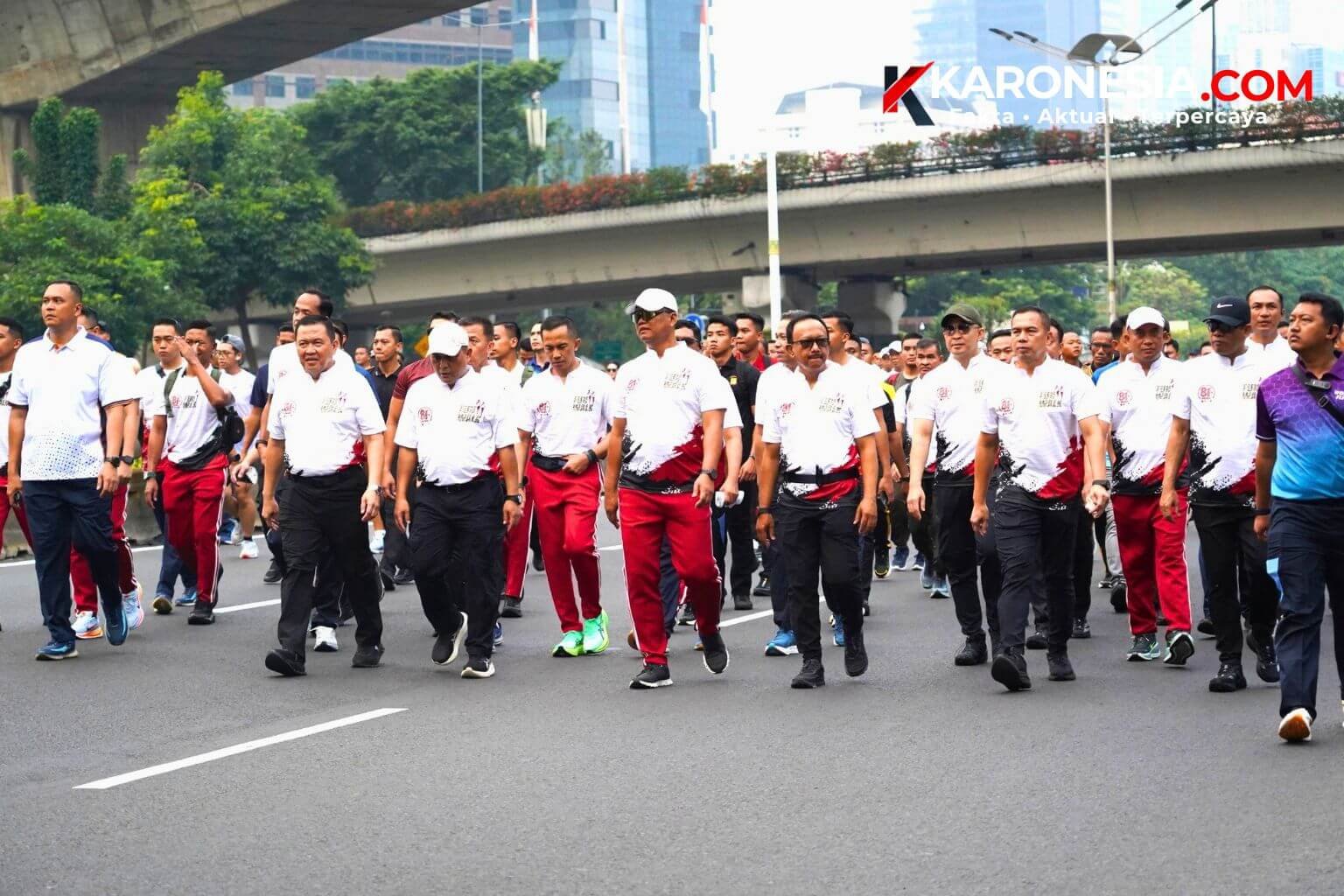 Jajaran pimpinan TNI, Polri, dan masyarakat jalan santai bersama dalam ajang Fun Walk HUT ke-81 TNI.