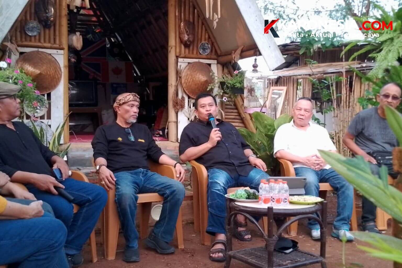 Suasana obrolan santai seni budaya Ngonseb HISTORIA Tangsel pembahasan pencegahan konflik bersama Pokdarkamtibmas.