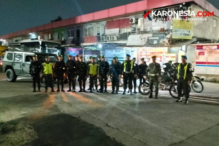 Personel gabungan TNI dan Polri bersiap melaksanakan patroli malam pengamanan Kamtibmas di kawasan Teluk Pucung, Kota Bekasi