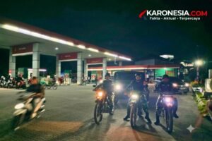 Personel Koramil 10/Sepatan melakukan patroli malam menggunakan sepeda motor dan kendaraan taktis Maung di sekitar area SPBU.