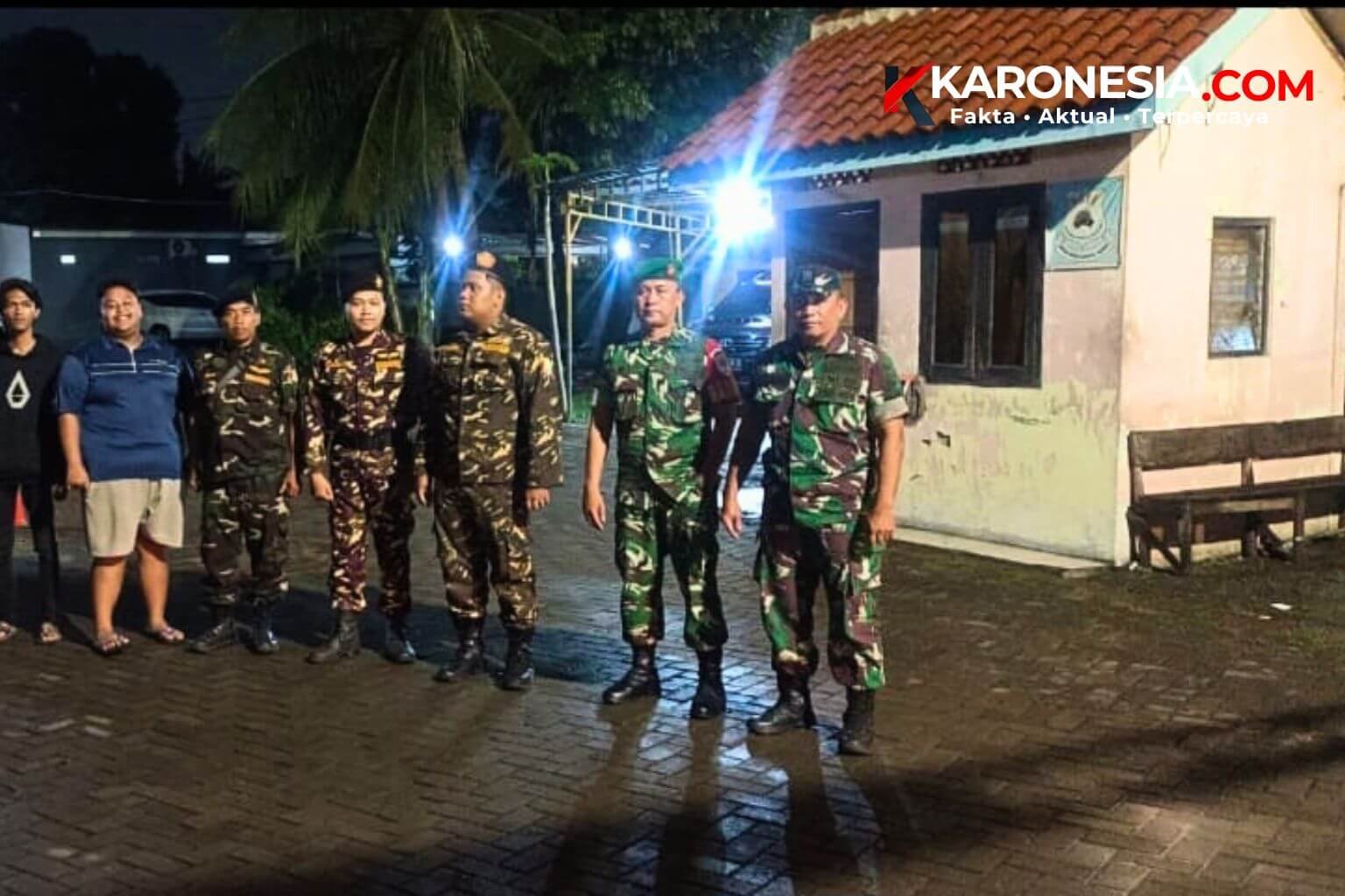 Prajurit TNI Kodim 0506/Tangerang bersama anggota Ormas dan warga bersiap menggelar patroli malam terpadu di depan pos keamanan.