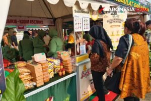 Stan UMKM Kodim 0507/Bekasi di Bazar HUT TNI ke-81 menjual susu kedelai dan keripik pisang