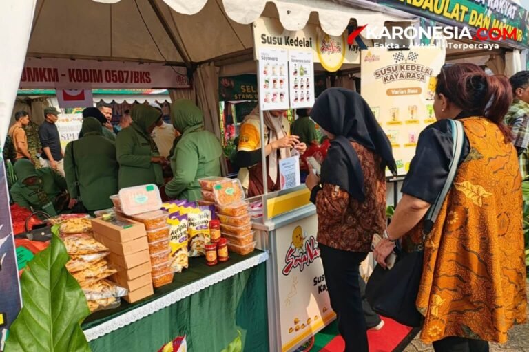 Stan UMKM Kodim 0507/Bekasi di Bazar HUT TNI ke-81 menjual susu kedelai dan keripik pisang