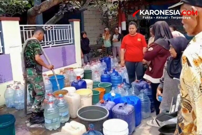 Prajurit TNI Koramil Teluknaga mengisi ember dan galon air bersih milik warga terdampak kemarau