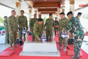Panglima TNI Jenderal TNI Agus Subiyanto menabur bunga di atas makam Panglima Besar Jenderal Soedirman.