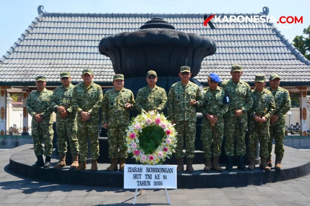 Jajaran perwira tinggi TNI berfoto bersama di depan karangan bunga ziarah rombongan HUT ke-81 TNI di TMP Kusumanegara.