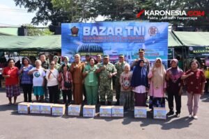 Danrem 073 Makutarama bersama jajaran Kodim 0714 Salatiga dan masyarakat berfoto bersama dalam pembukaan Bazar Murah TNI.
