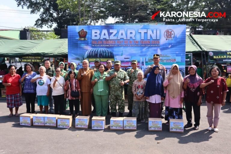 Danrem 073 Makutarama bersama jajaran Kodim 0714 Salatiga dan masyarakat berfoto bersama dalam pembukaan Bazar Murah TNI.