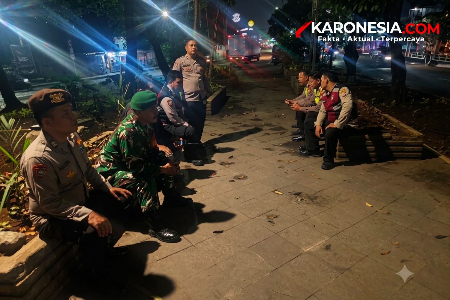 Personel TNI Koramil Jatiasih dan Polri berinteraksi saat patroli malam di area titik rawan Bekasi.