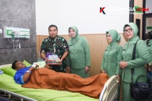 Kasdam IV Diponegoro Brigjen TNI M. Andhy Kusuma bersama pengurus Persit menjenguk dan memberikan bingkisan kepada prajurit di RS Bhakti Wira Tamtama Semarang.