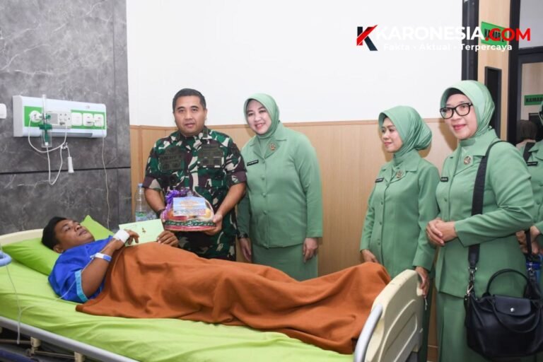 Kasdam IV Diponegoro Brigjen TNI M. Andhy Kusuma bersama pengurus Persit menjenguk dan memberikan bingkisan kepada prajurit di RS Bhakti Wira Tamtama Semarang.