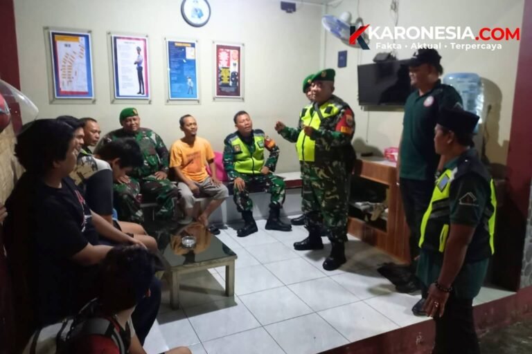 Personel gabungan Koramil 04 Jati Asih, Polri, dan Satpol PP berdialog memberikan imbauan Kamtibmas kepada warga saat patroli malam di Bekasi.