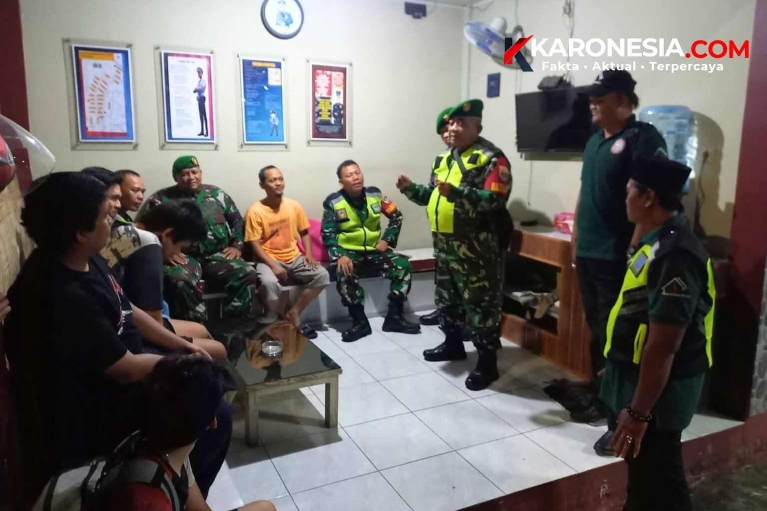 Personel gabungan Koramil 04 Jati Asih, Polri, dan Satpol PP berdialog memberikan imbauan Kamtibmas kepada warga saat patroli malam di Bekasi.