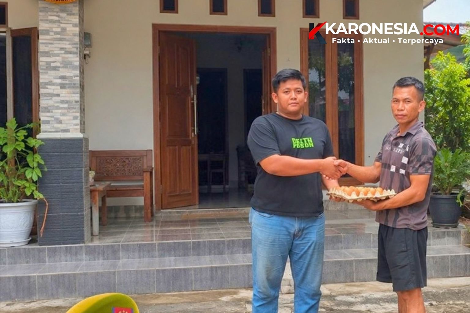 Prajurit Batalyon Arhanud 10/ABC menerima telur hasil urban farming ayam petelur satuan
