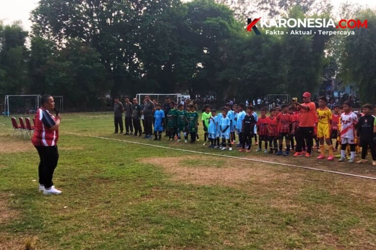 Danramil 06/Cibodas Mayor Inf Suwaryono memberikan sambutan di hadapan para pemain muda dari 13 SSB dalam pembukaan Turnamen Piala Danramil Cup U-10 di Lapangan Salfas Soccer Tangerang.
