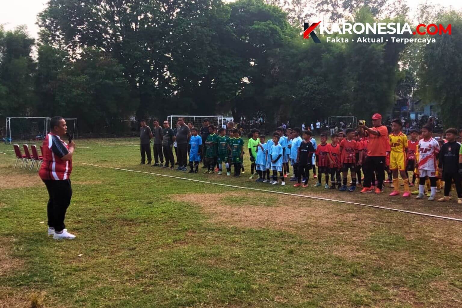 Danramil 06/Cibodas Mayor Inf Suwaryono memberikan sambutan di hadapan para pemain muda dari 13 SSB dalam pembukaan Turnamen Piala Danramil Cup U-10 di Lapangan Salfas Soccer Tangerang.